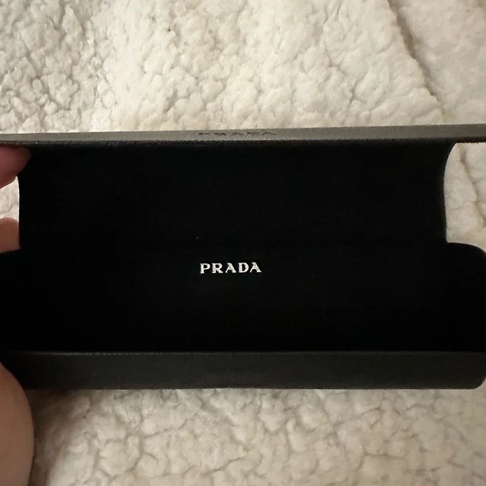 Prada glasses case - Picture 4 of 7